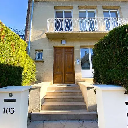 The Two Outside, White House Amiens Henriville Amiens
